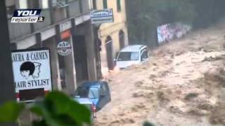 Genova alluvione del 4 novembre 2011 il Fereggiano esonda Uomo rischia la vita nella propria auto [upl. by Namyl963]