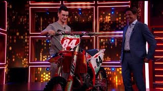 Jeffrey Herlings laat zijn motor zien én horen aan het publiek  RTL LATE NIGHT MET TWAN HUYS [upl. by Kahl]