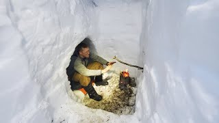 Survival Camping 9ft3m Under Snow  Giant Winter Bushcraft Shelter and Quinzee [upl. by Ajssatsan]