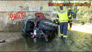 Traktor auf überfluteter Straße in Unterführung umgestürzt [upl. by Noitsuj]