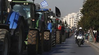 Grèce  les agriculteurs intensifient leur mobilisation [upl. by Sualocin]