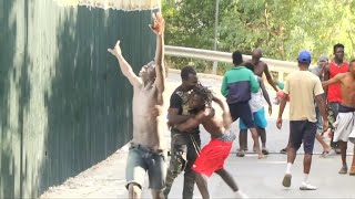 Frontière Espagne  Maroc  plus dune centaine de migrants entrent de force à Ceuta [upl. by Egres157]