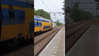 Lekker lezen in de trein VIRM komt aan op station HeemstedeAerdenhout [upl. by Nemraciram]