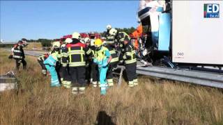 Ongeluk met drie vrachtwagens en auto A67 [upl. by Su]