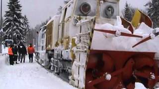 Schneeberäumung durch eine Schneeschleuder auf der Strecke Klingenthal Falkenstein [upl. by Bensen489]