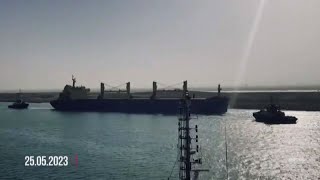 Rimorchiatori liberano la nave portacontainer nel canale di Suez [upl. by Pru492]