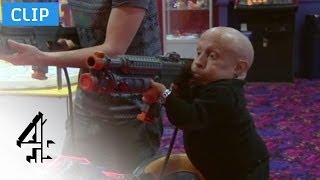 Chris Stark Interviews Verne Troyer in a Watford Arcade  The Celeb Hunter [upl. by Krystin702]