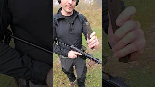 Jak obsłużyć pistolet maszynowy Beretta M12 eksperymenty militaria strzelanie italia obsługa [upl. by Yhtomit390]