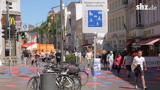 quotKomische blaue und rote Punktequot Neue Begegnungszone in Flensburg [upl. by Nehpets]