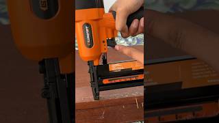 Cómo usar clavadora neumatica tapiceria tools comotapizar diy dewalt powertools gomaespuma [upl. by Rediah]