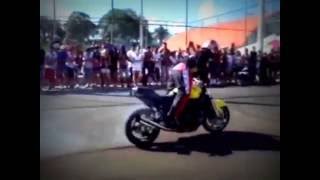 Hornet 600 vs GSXR 750 Srad Cortando Giro e Burnout Wheelie [upl. by Eda]