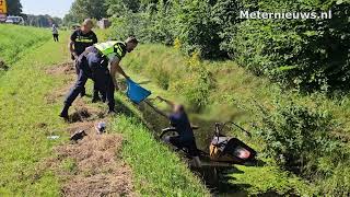 Man en kind met bakfiets van talud en de sloot in De Wijk [upl. by Onairot]