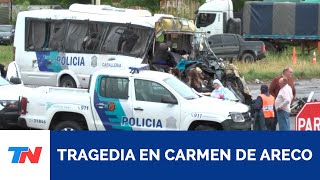 TRAGEDIA EN CARMEN DE ARECO  Cuatro policías murieron en un choque entre camión y un colectivo [upl. by Mcculloch]