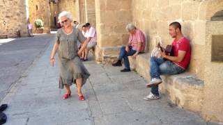 quotJosé Joaquín Saavedra y bailarina de Cáceresactuando improvisado en el casco antiguo de Cáceresquot [upl. by Nudd]