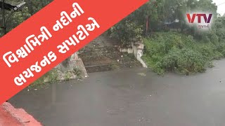 Vadodara Rain વડોદરામાં ધોધમાર વરસાદના કારણે વિશ્વામિત્રી નદી બેકાંઠે વહેતી થઈ  VTV Gujarati [upl. by Yentirb581]