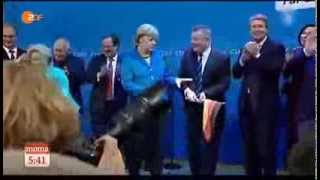 Angela Merkel wirft DeutschlandFahne weg 22092013 [upl. by Auqenaj]