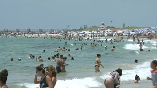 Plage bondée à Miami Beach malgré la flambée de cas de Covid19  AFP Images [upl. by Ihsar]