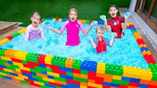 Kinder lernen im Pool schwimmen und spielen mit Wasserspielzeug 💦 Vania Mania DE [upl. by Netsruk]