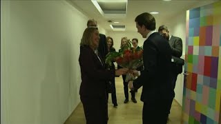 Neopremier austriaco Kurz regala mazzo di fiori a Mogherini [upl. by Netsrik58]