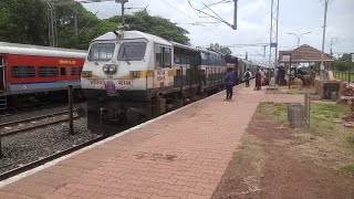 10104 Up MAOCSMT Mandovi Express arriving Ratnagiri Railway Station  Konkan Railways [upl. by Ajiat]