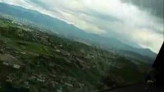 Cockpit view of a jet Landing in Toncontin Tegucigalpa Honduras [upl. by Oslec]