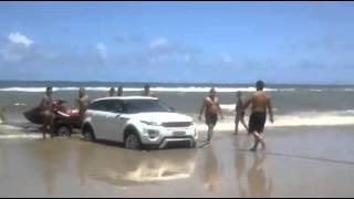 Ilhéus  Land Rover atola na praia e por pouco não teve o carro invadido pelo mar [upl. by Musa961]