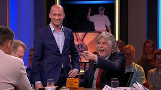 Johan Derksen krijgt gouden tosmunt van sponsor quotDie gaat op Marktplaats  VOETBAL INSIDE [upl. by Caughey]