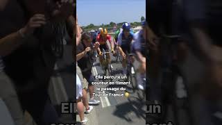 😡Une spectatrice percute un coureur en filmant la course shorts cycling tourdefrance2024 [upl. by Joye]