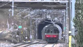 Finnish Y commuter train passes Espoo with arcing pantographs [upl. by Osmen]