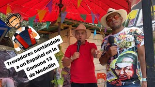 Colombia Trovadores paisas cantándole a un Español en la Comuna 13 de Medellín [upl. by Nishi433]