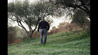 Verzamelaar Giorgos leeft van zijn moestuin en het Kretense land [upl. by Eldred215]