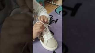 Cómo amarrar un zapato por primera vez … How to tae a shoe [upl. by Yeliac896]