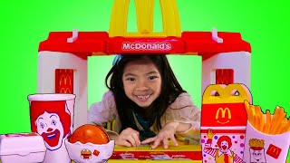 Emma Pretend Play con juguetes de MCDONALDS  ¡Divertida venta de garaje para NIÑOS [upl. by Arelc]