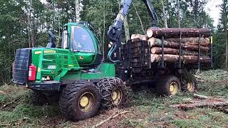 John Deere 1910G Forwarder in Swedish logging [upl. by Borlase]