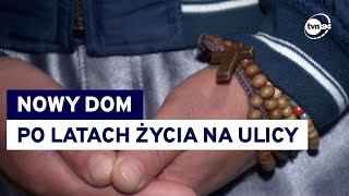 Mieszkanie dla bezdomnych Pan Robert po pierwszej nocy w domu popłakałem się [upl. by Akemehc621]