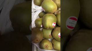 Kiwi ផ្អែមឆ្ងាញ់ណាស់ ផ្លែគីវី Kiwi fruits food yummy [upl. by Cirillo709]