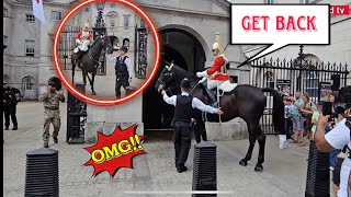 OMG SPOOKED HORSE FREAKS OUT AT HORSE GUARD  POLICE HELPS KING’S GUARD TO CALM THE HORSE [upl. by Lilyan118]