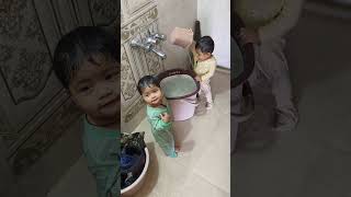 Aisa ache se nahana chahiye🛀😂🌊VaVya babyfunnyvideo babybathingvideo cutebaby [upl. by Cairistiona]