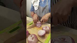 How I cut onions easy waytrending youtubeshorts veggiesshortvideo subscribe short shorts [upl. by Rexanne]