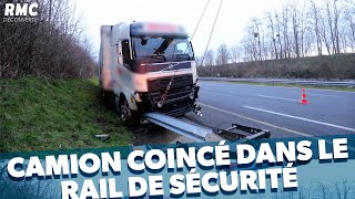 Un camion coincé dans le rail de sécurité [upl. by Carlye]