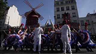 No comment  French Cancan devant le Moulin Rouge pour la flamme olympique [upl. by Arimihc]