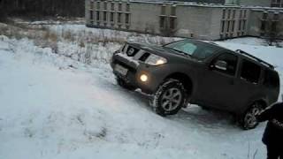 Nissan Pathfinder  first snow test  up  первый тест на горку [upl. by Grazia]