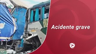 Batida entre carreta e ônibus deixa mortos e feridos na BR116 [upl. by Arianne195]