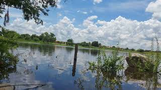 paisagem 4k vídeo com som da natureza lago cristalino e céu azul grátis para uso comercial [upl. by Htiderem]