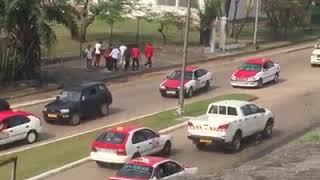 Gabon  Libreville des voleurs à l’arraché détroussent les automobilistes [upl. by Otrebtuc638]