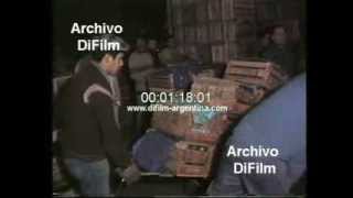 DiFilm  Hombres trabajando en Mercado Central de Hortalizas 1992 [upl. by Sandry]