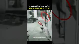 Porque Él Enviara a Sus Ángeles Un Niño Salva a Otro de una Caída [upl. by Grady768]