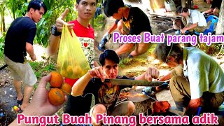 Gadis Sabah  Pungut Buah Pinang Bersama AdikReview Parang Tajam Buatan Bapak dan Lihat Prosesnya [upl. by Pavyer822]