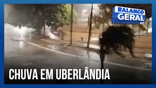 Após quase cinco meses Uberlândia anoiteceu com chuva  Balanço Geral Minas [upl. by Nora]