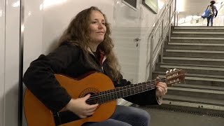 Kamala quotEs la suave caricia de tu vozquot  Busking in Madrid [upl. by Neela234]